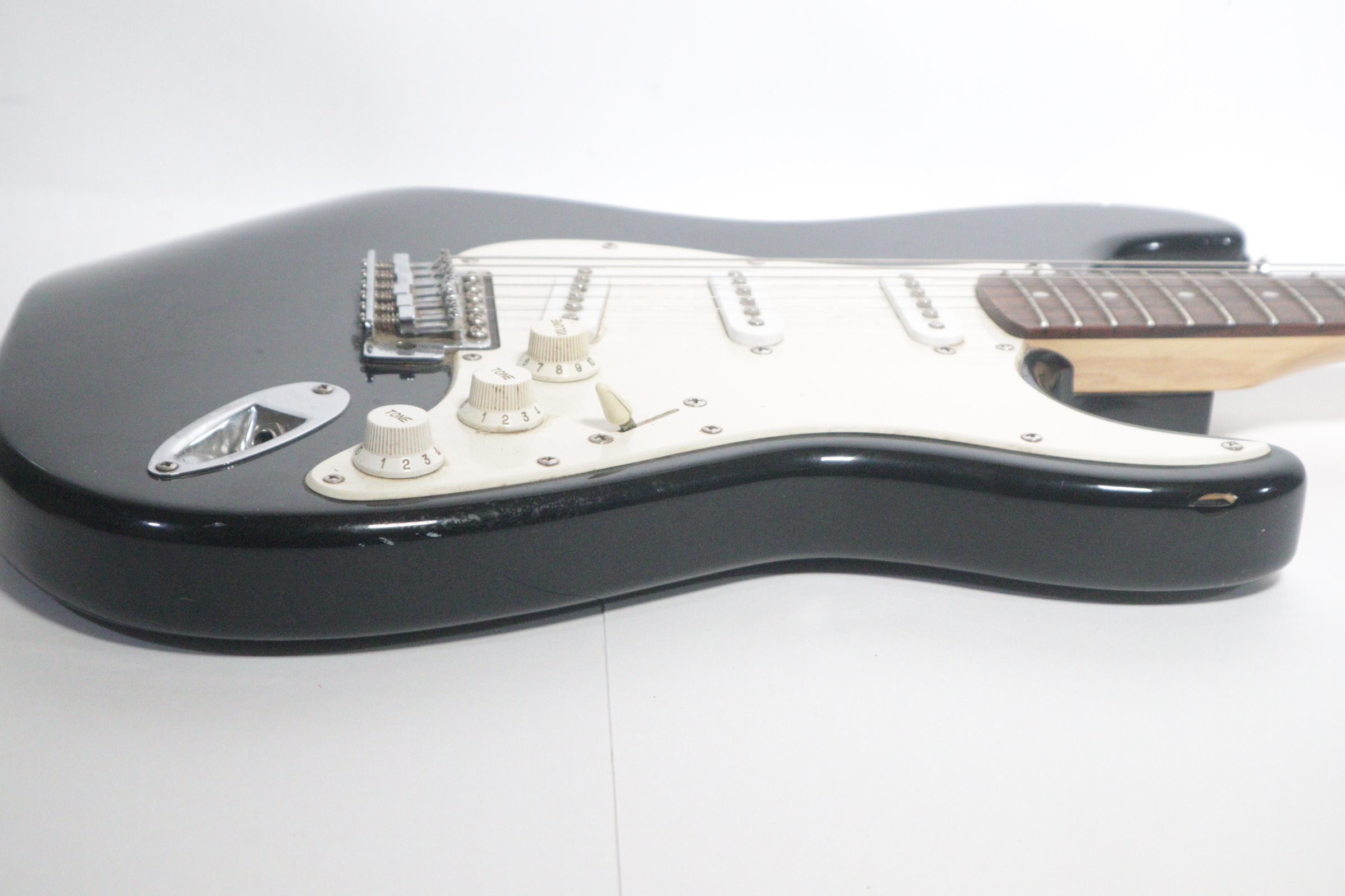 Squier By Fender Strat Affinity Series Black/White 6-String