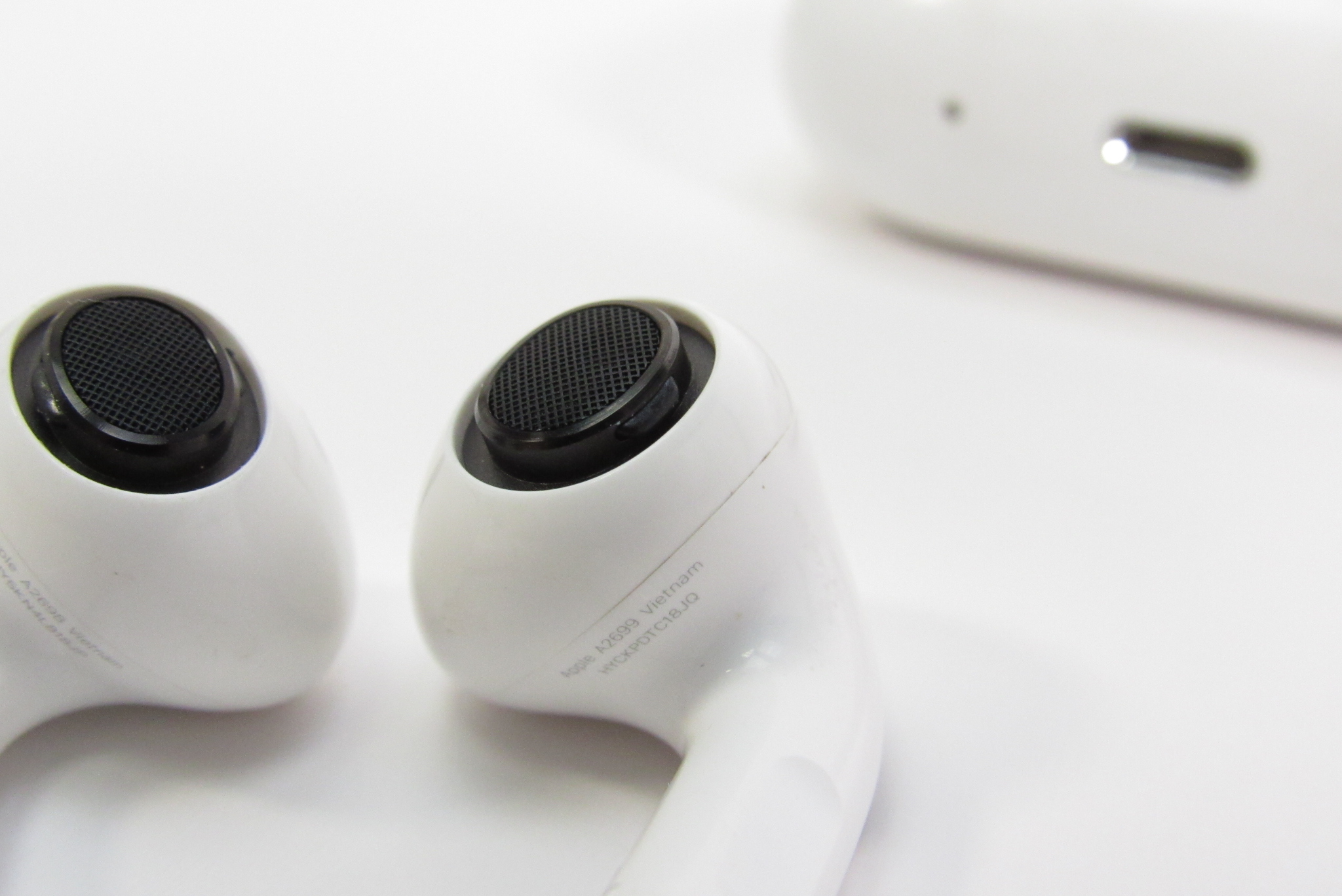Apple AirPods Pro 2nd Generation A2698/A2699 Bluetooth In