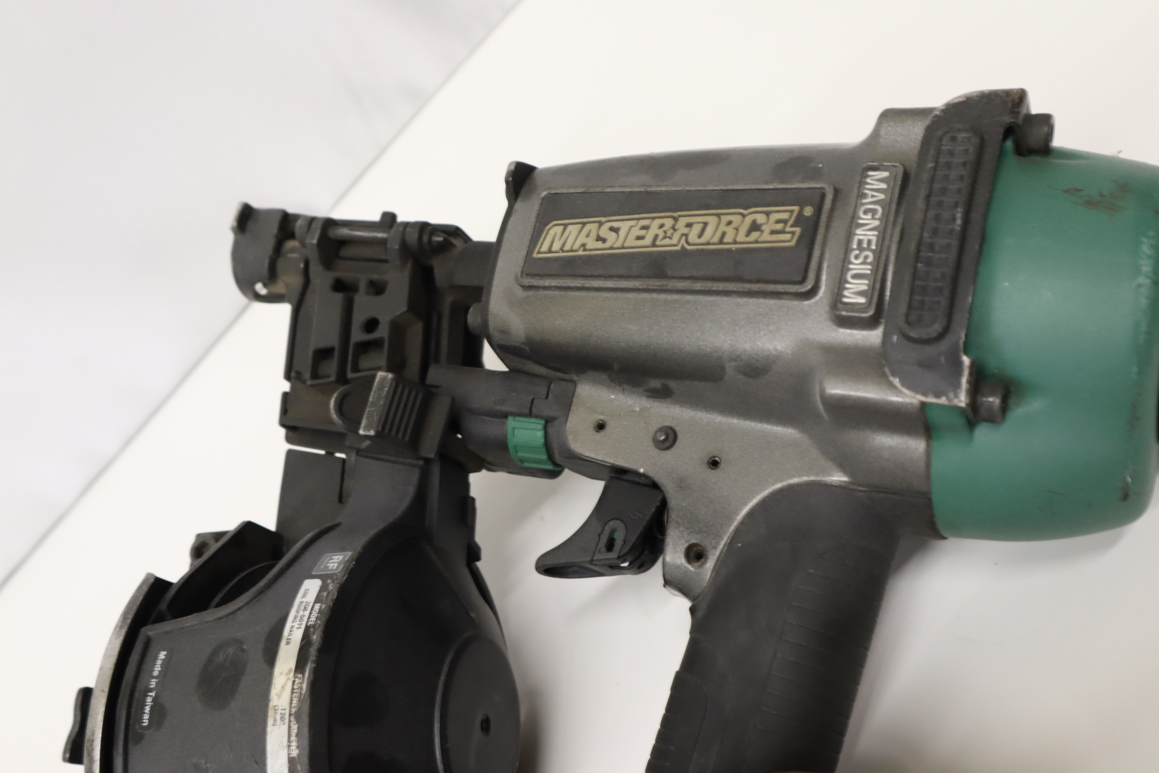 Masterforce 2085011 Pneumatic Coil Roofing Nailer 120 PSI 3/41/3/4" 6462