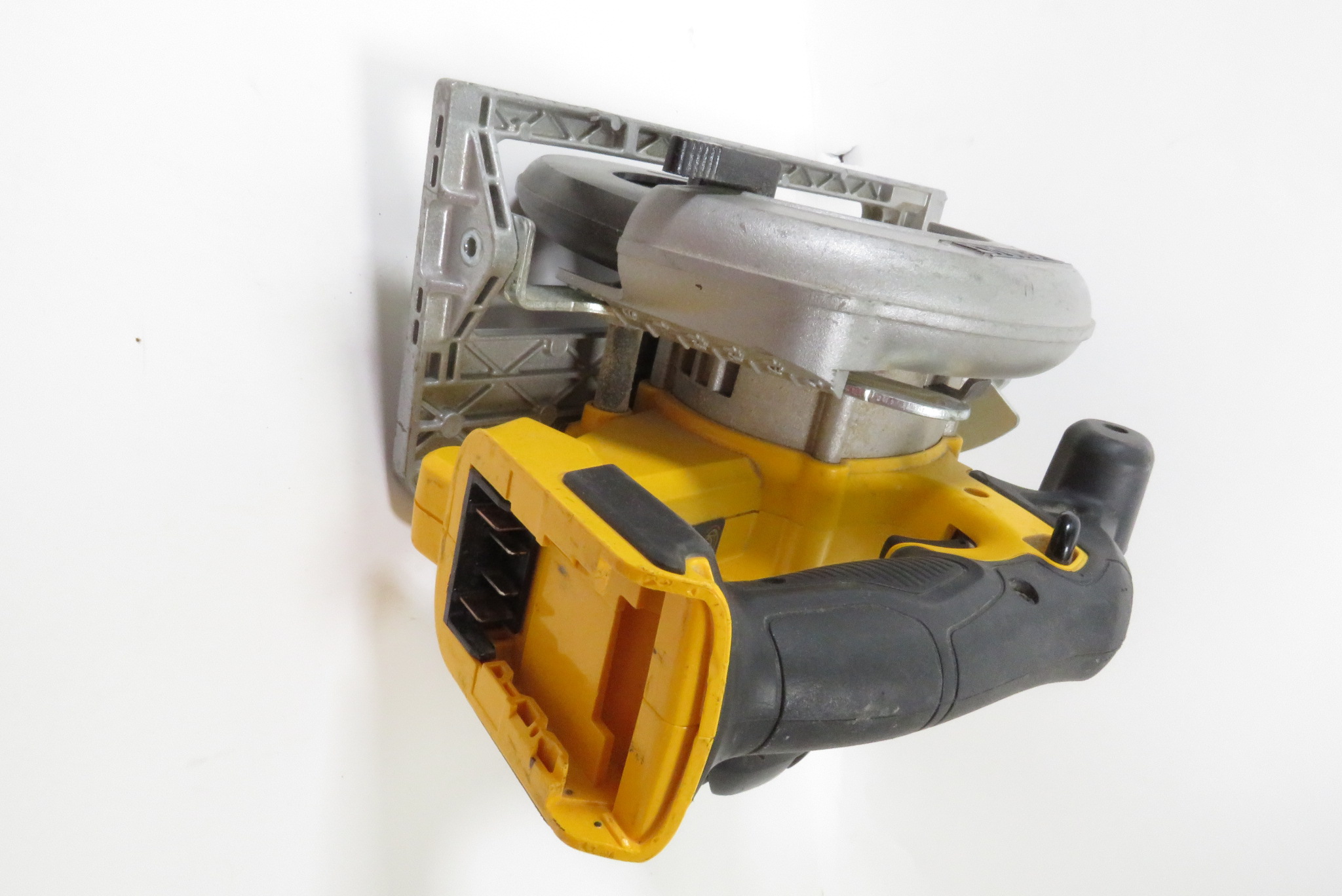 DEWALT DCS391 20-Volt MAX Cordless 6-1/2" Circular Saw