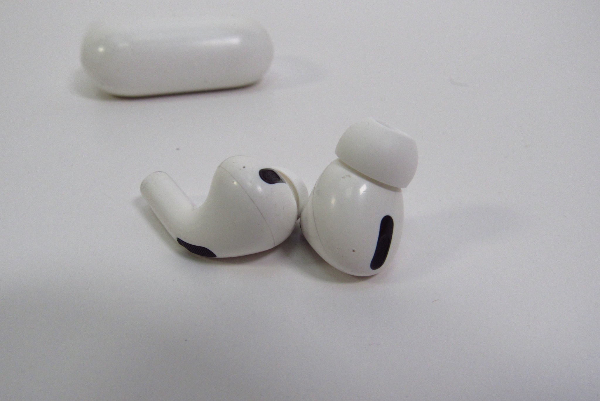 Apple AirPods Pro A2083/A2084 Bluetooth In-Ear Earbuds - 8762