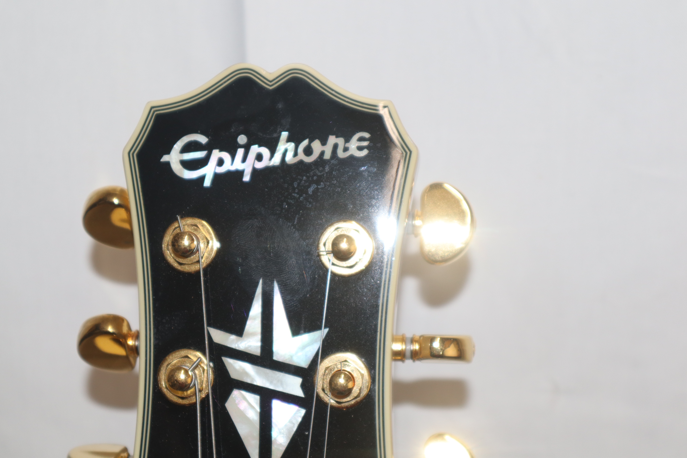 ︎ Epiphone Les Paul Custom white EEシリアル Epiphone Les Paul Custom Alpine White Serial #: 22031522896