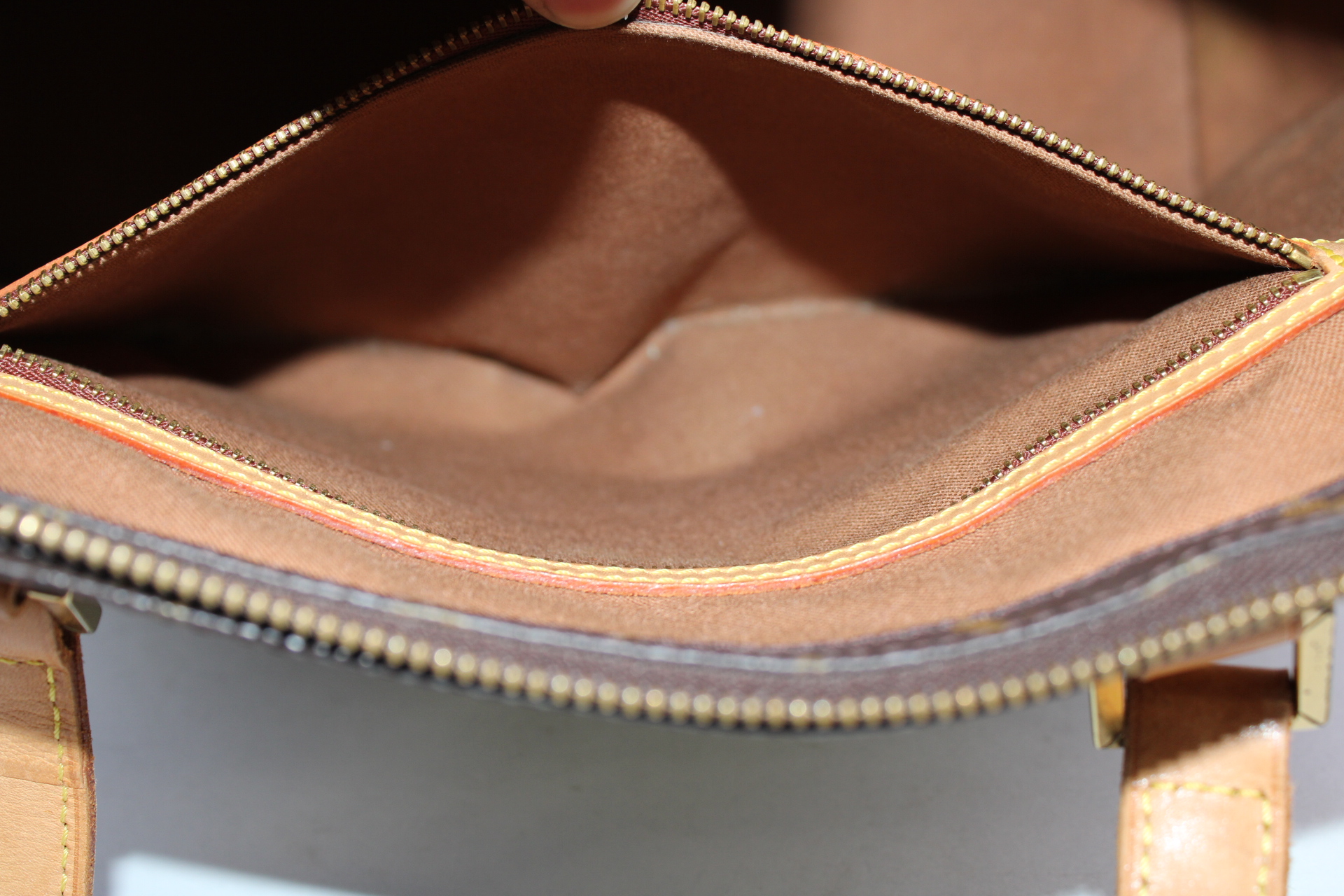 Louis Vuitton AR1929 Monogram Cabas Mezzo Handbag
