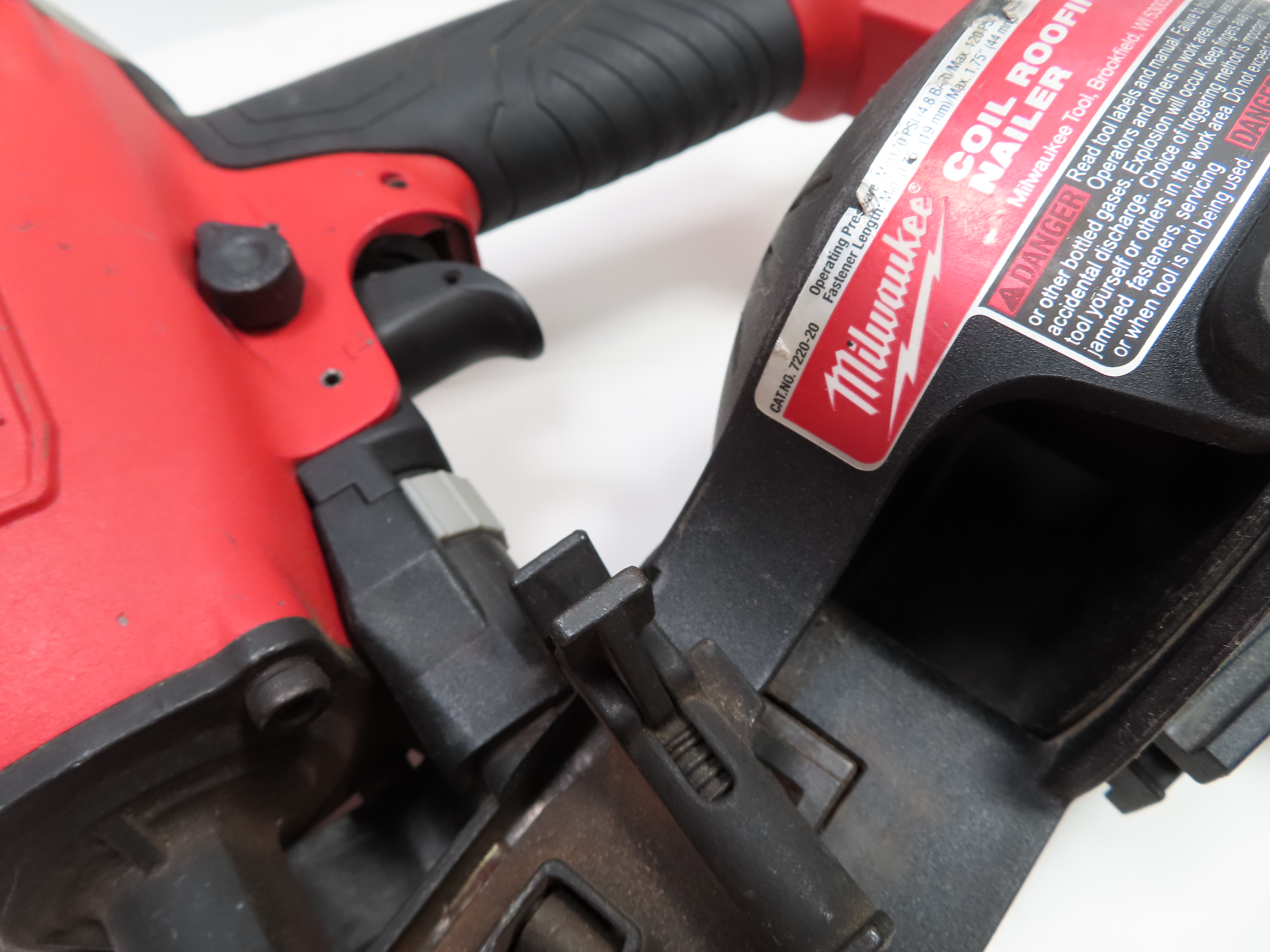 Milwaukee 722020 3/4" 13/4" Pneumatic Coil Roofing Nailer (Tool Only)