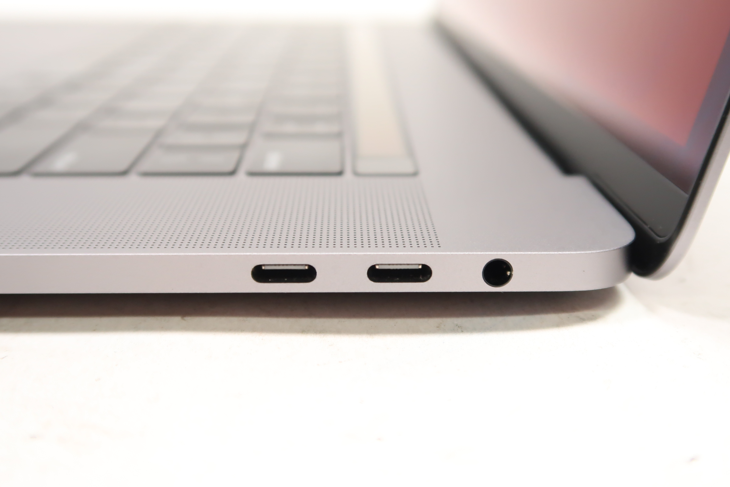 Apple MacBook Pro MR942LL/A (2018) I7-8850H 2.6Ghz 16GB RAM 512GB