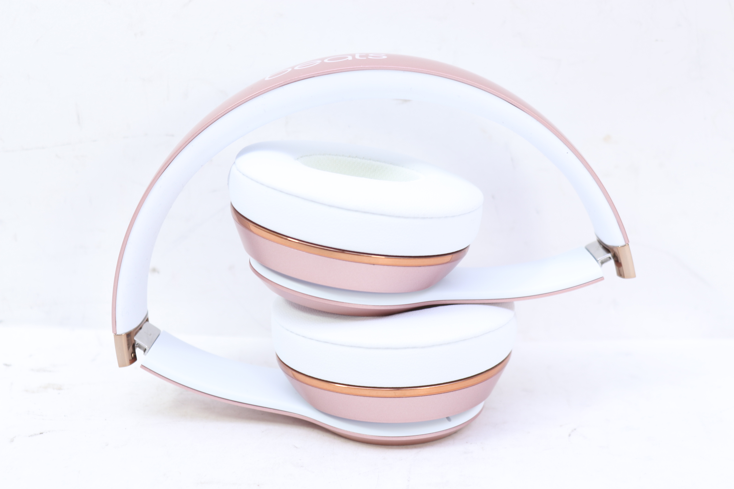 Beats by Dr. popular Dre Beats Solo Wireless - Rose Gold