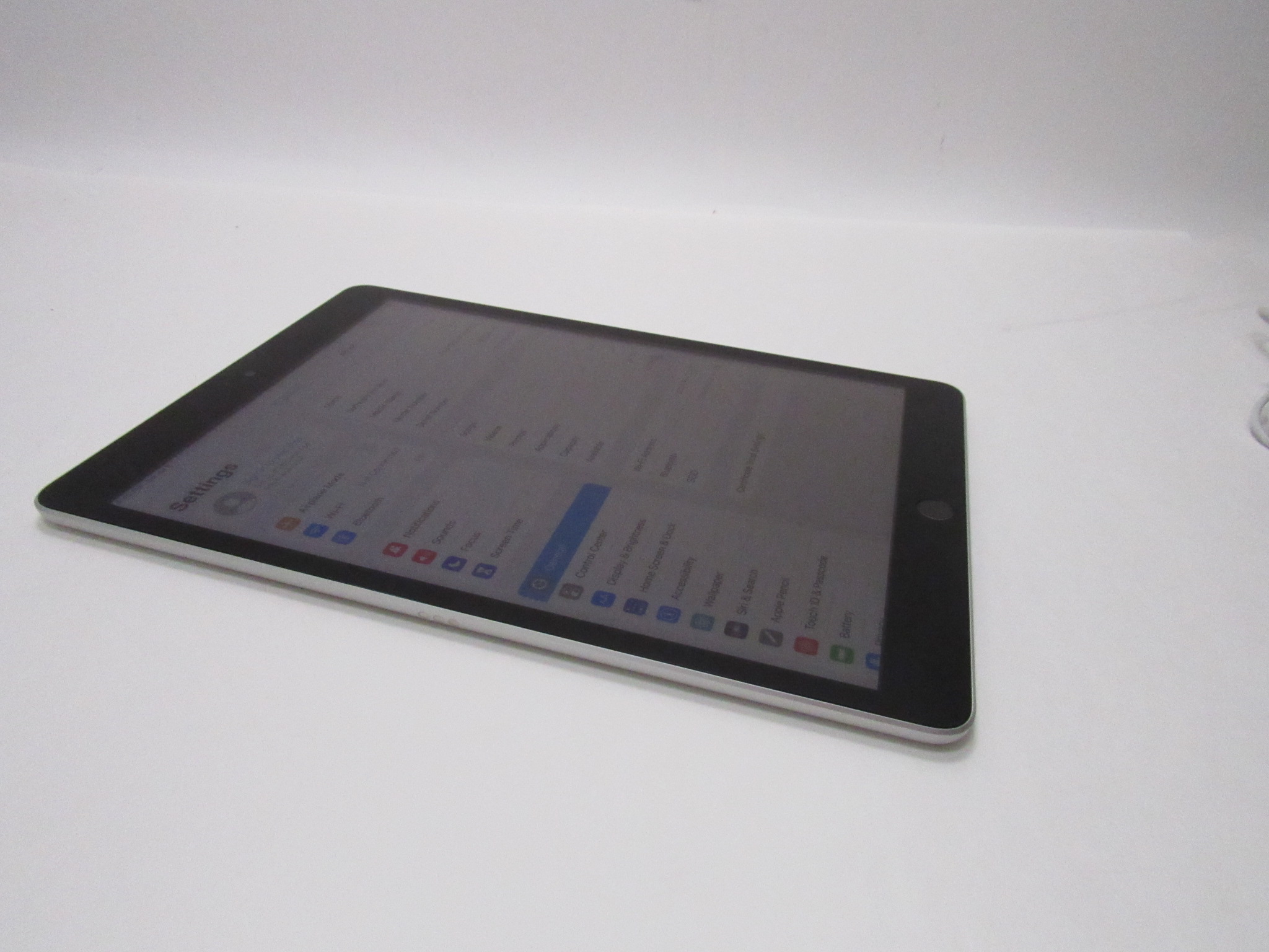 Apple iPad 9th Generation MK2L3LL/A A2602 64GB Silver
