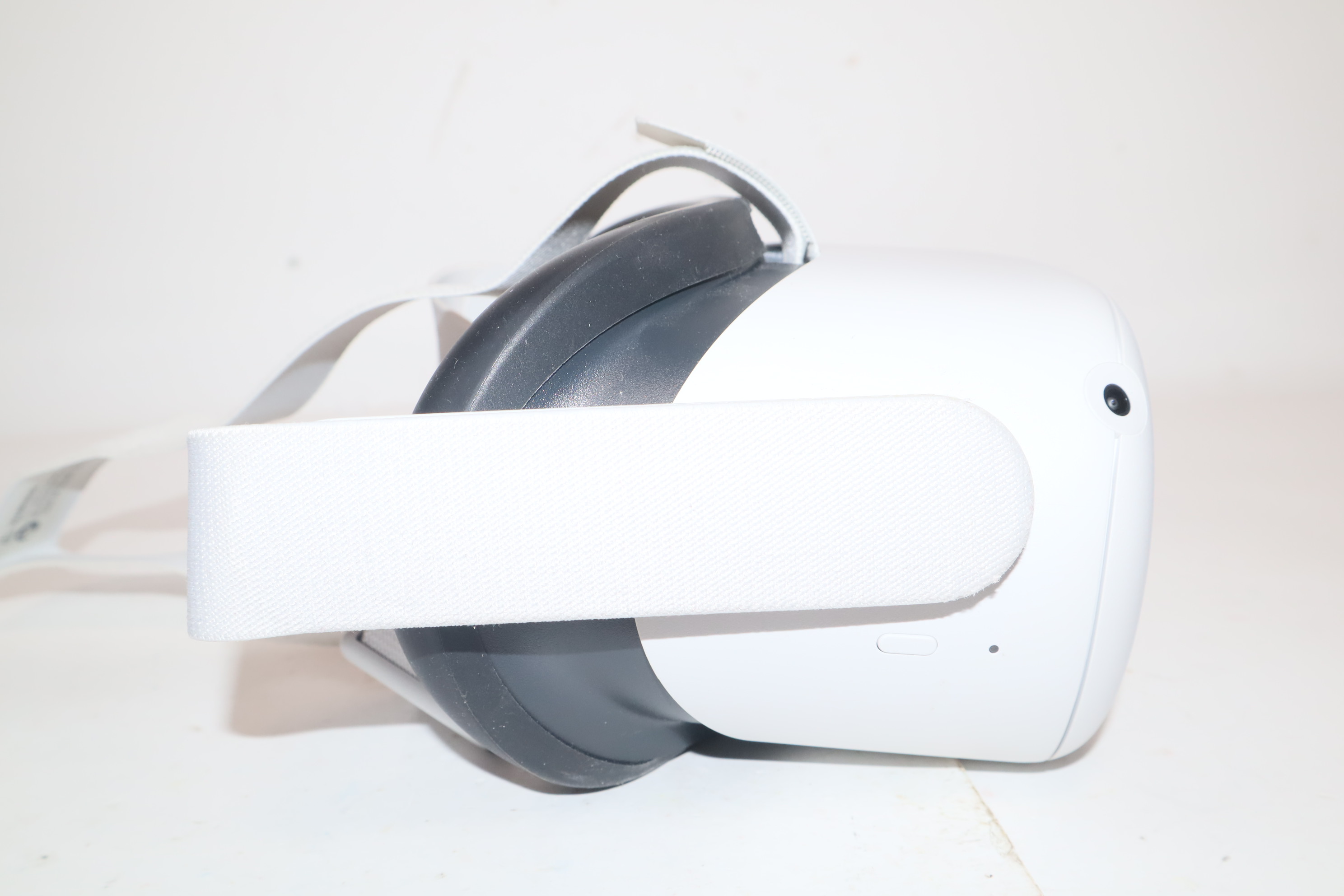 Meta KW49CM Oculus Quest 2 Advanced All-In-One 128GB Virtual