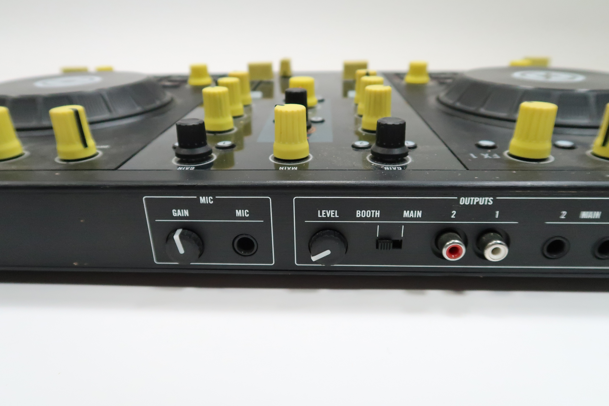 Native Instruments Traktor Kontrol S2 MK1 DJ Controller 6390