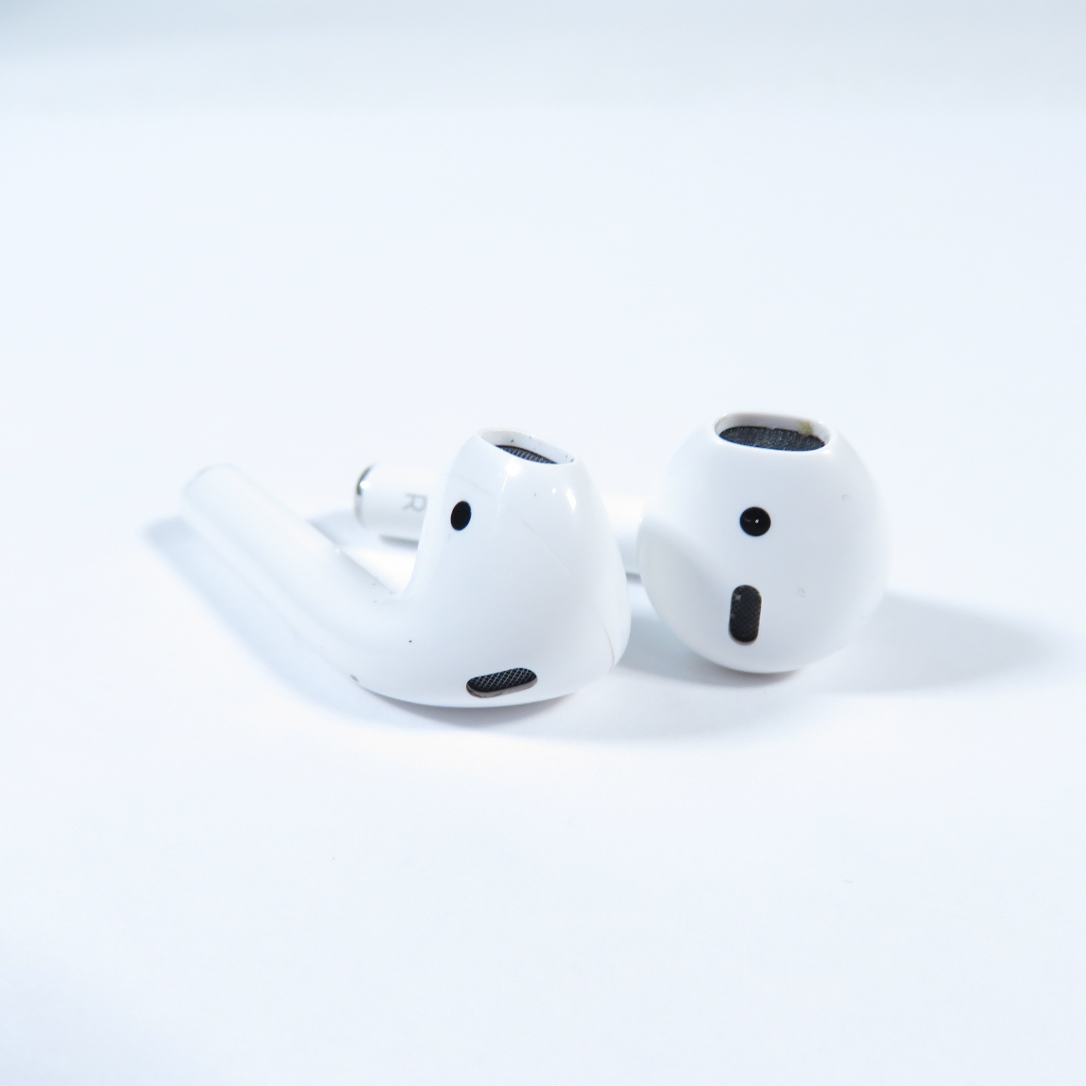 Apple AirPods 2 MV7N2AM/A Portable Bluetooth White Body Earbuds