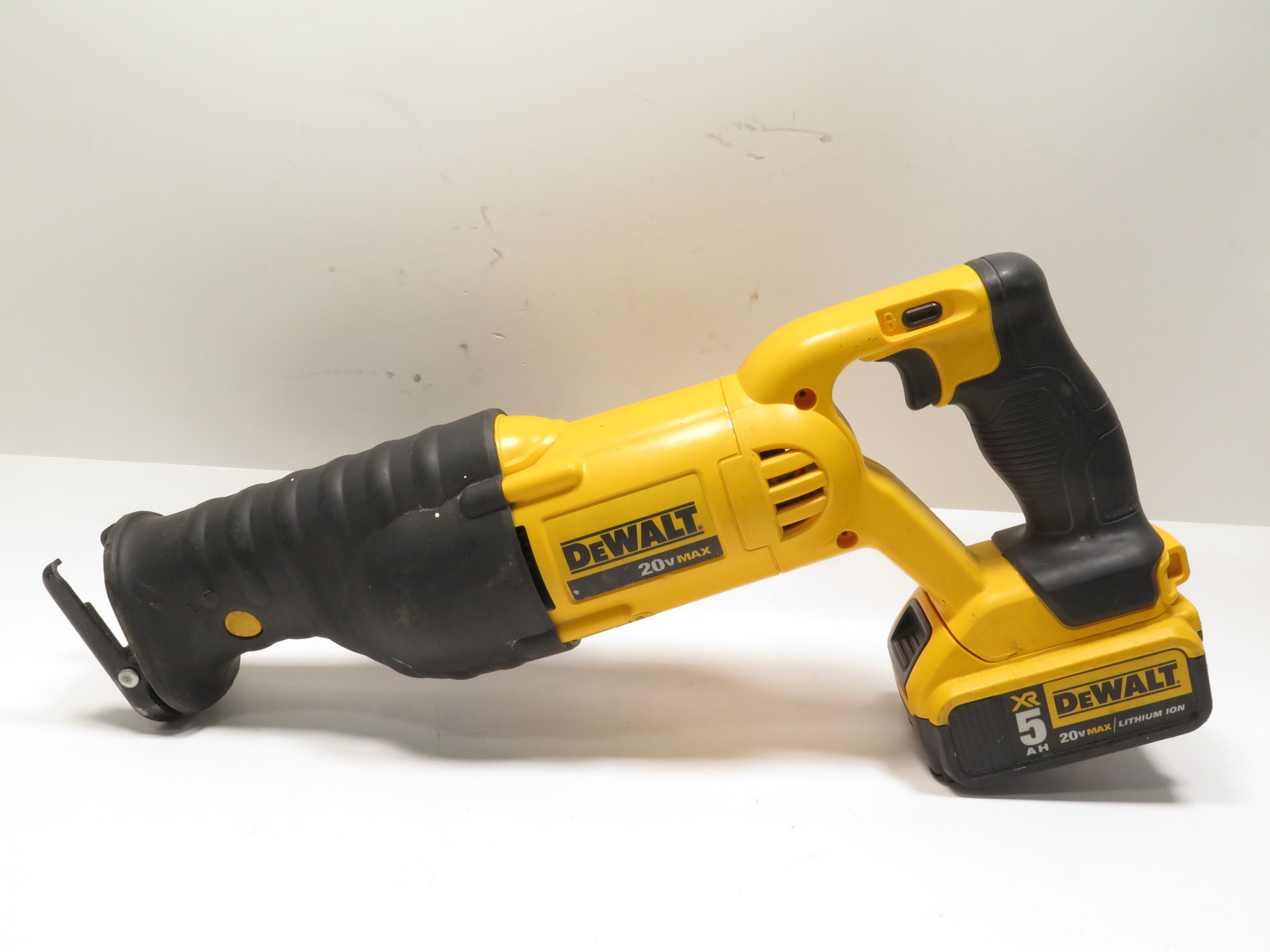 DeWalt DCS380 20V MAX Cordless Reciprocating Saw 9277