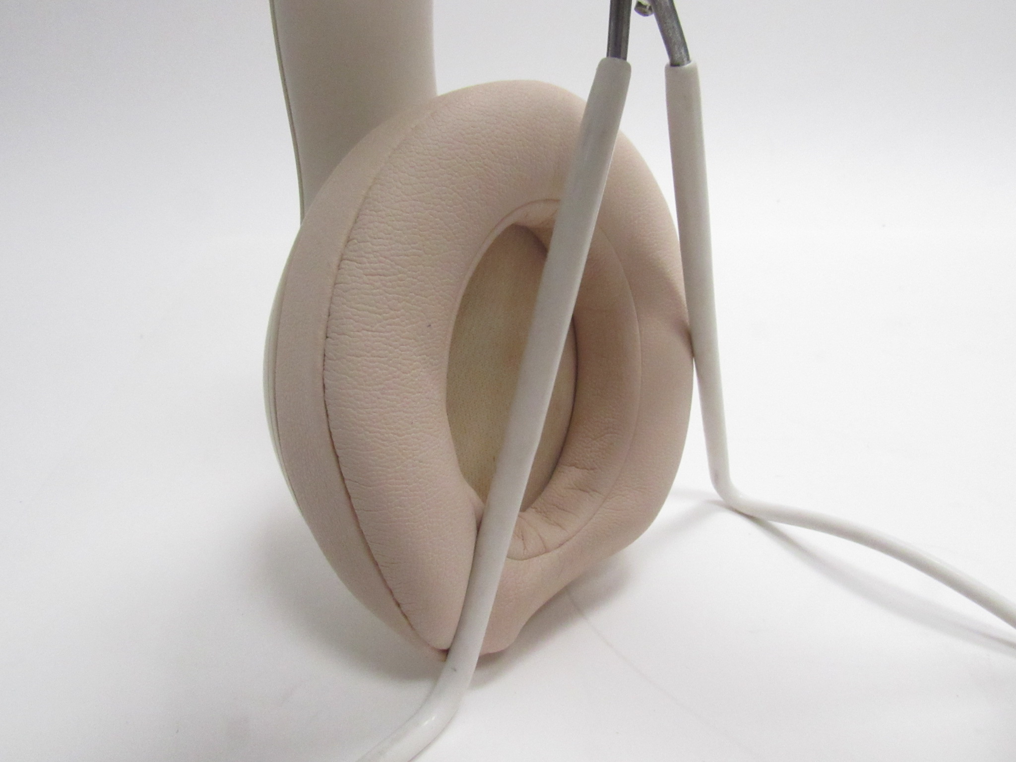 Beats Studio3 MTQX2LLA Wireless OverEar Noise Canceling Headphones