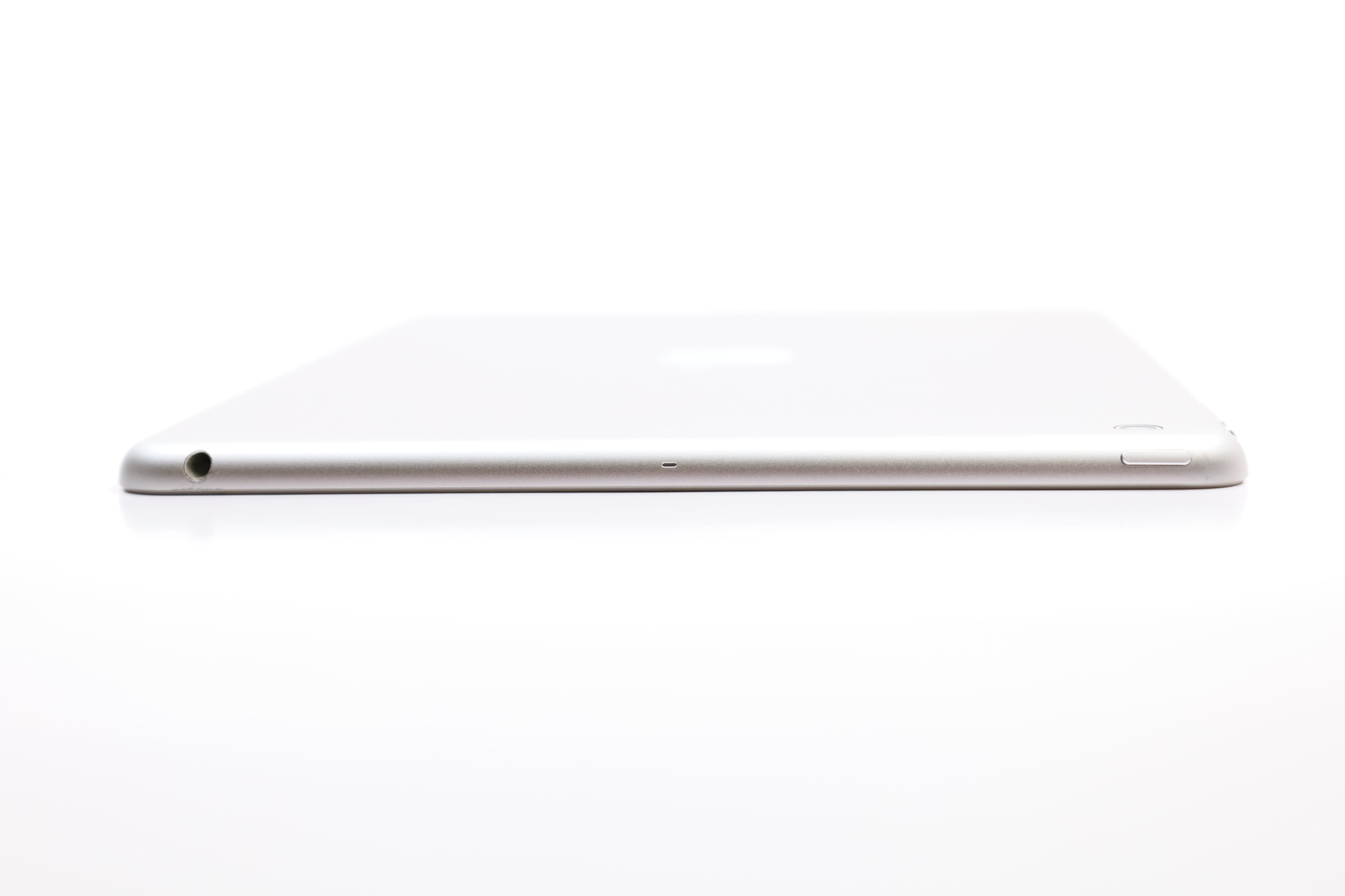 Apple iPad Air 1st Gen MD788LL/B 16GB Wi-Fi 9.7" Tablet - Silver