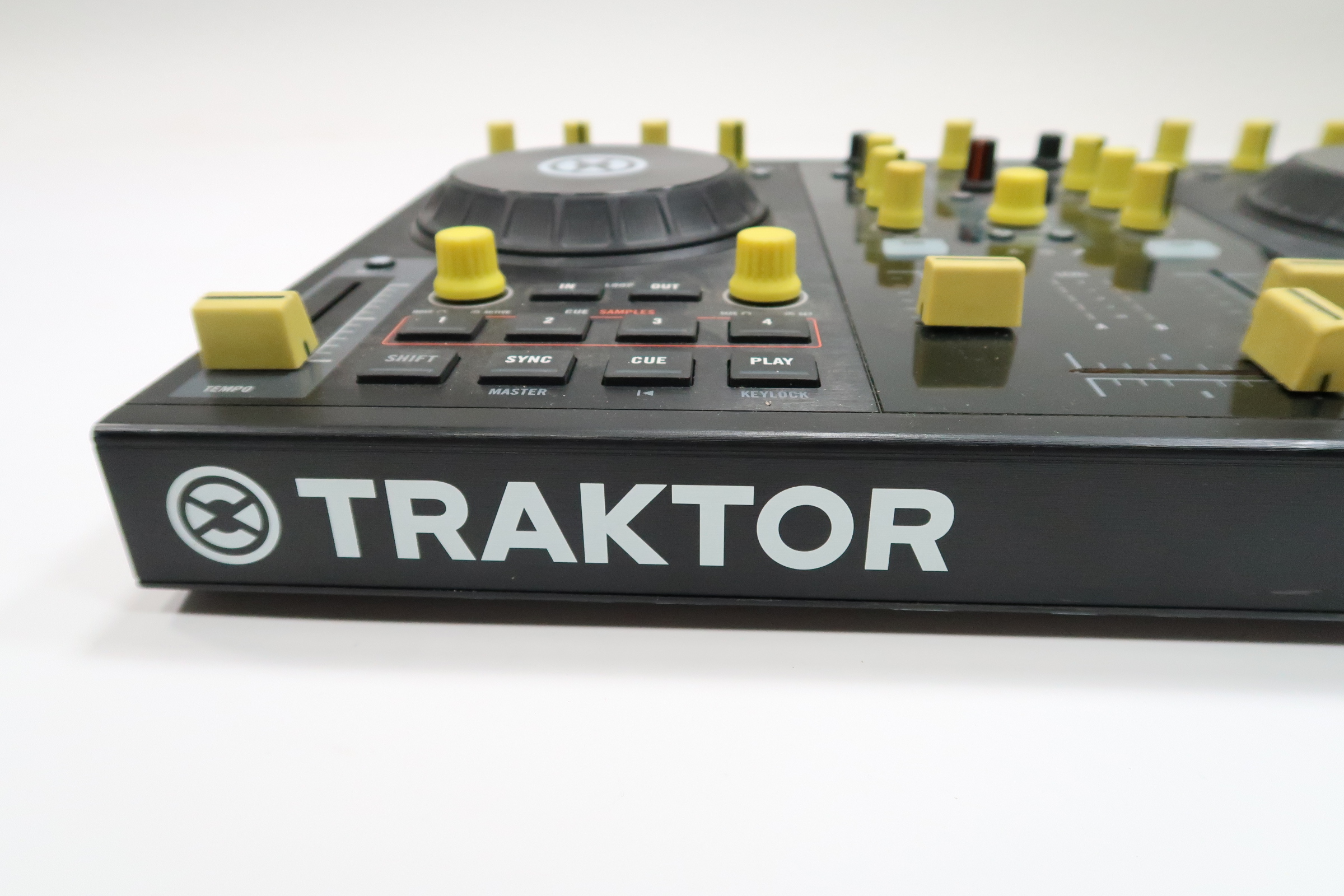 Traktor Kontrol S2: 2-channel DJ controller