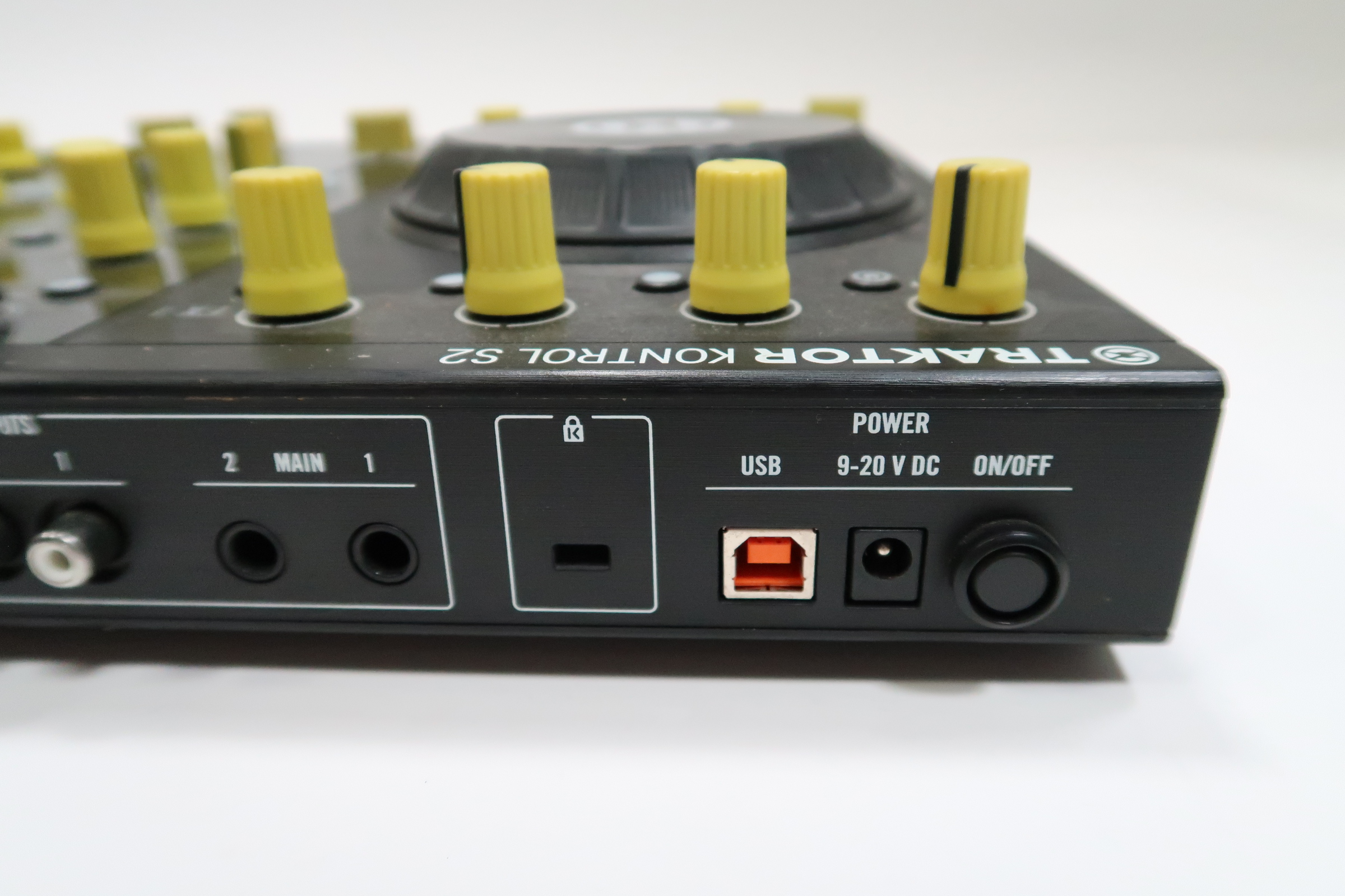 Native Instruments Traktor Kontrol S2 MK1 DJ Controller 6390