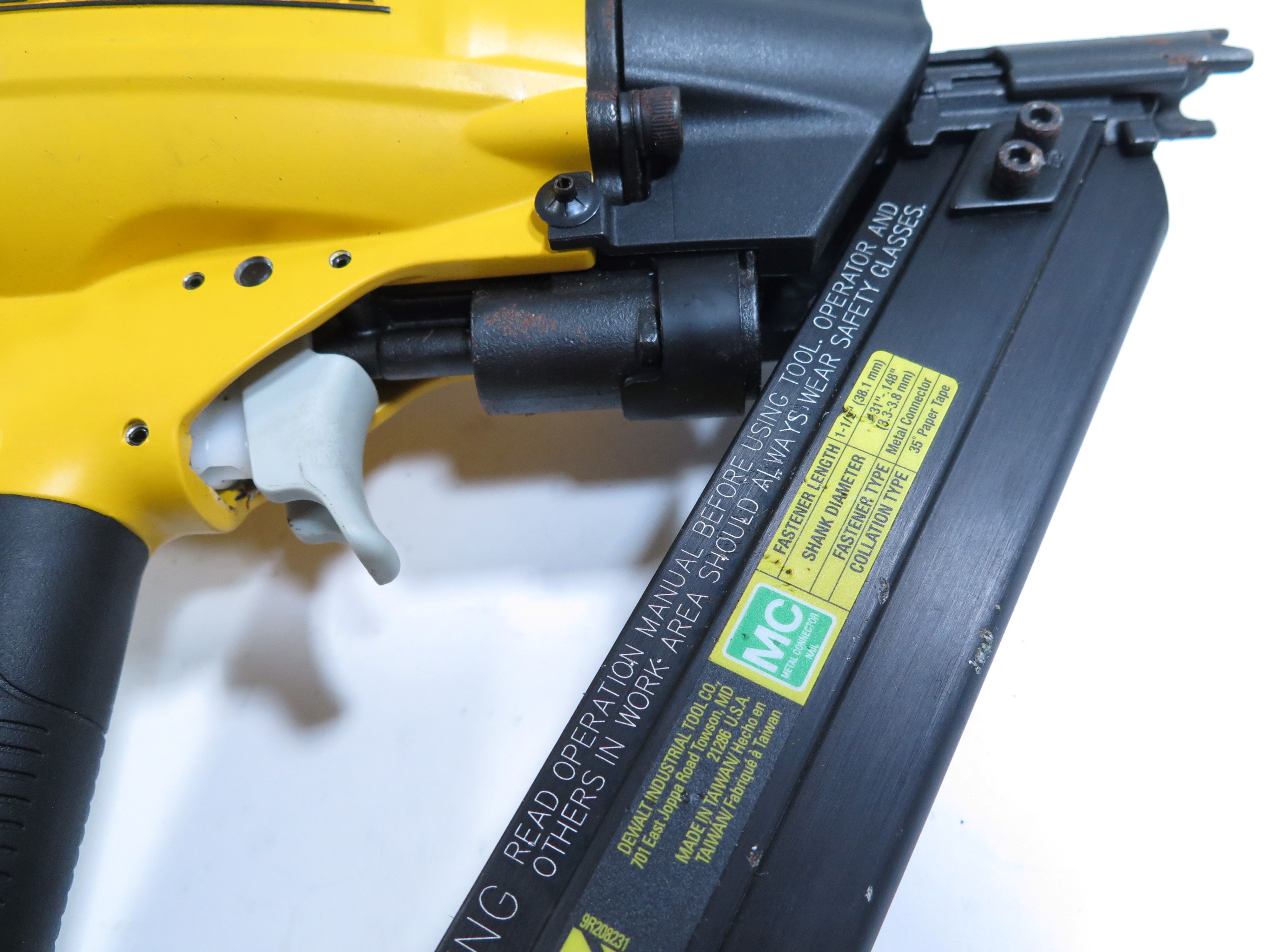 DeWalt DWMC150 35Degree Pneumatic Metal Connector Nailer 7171