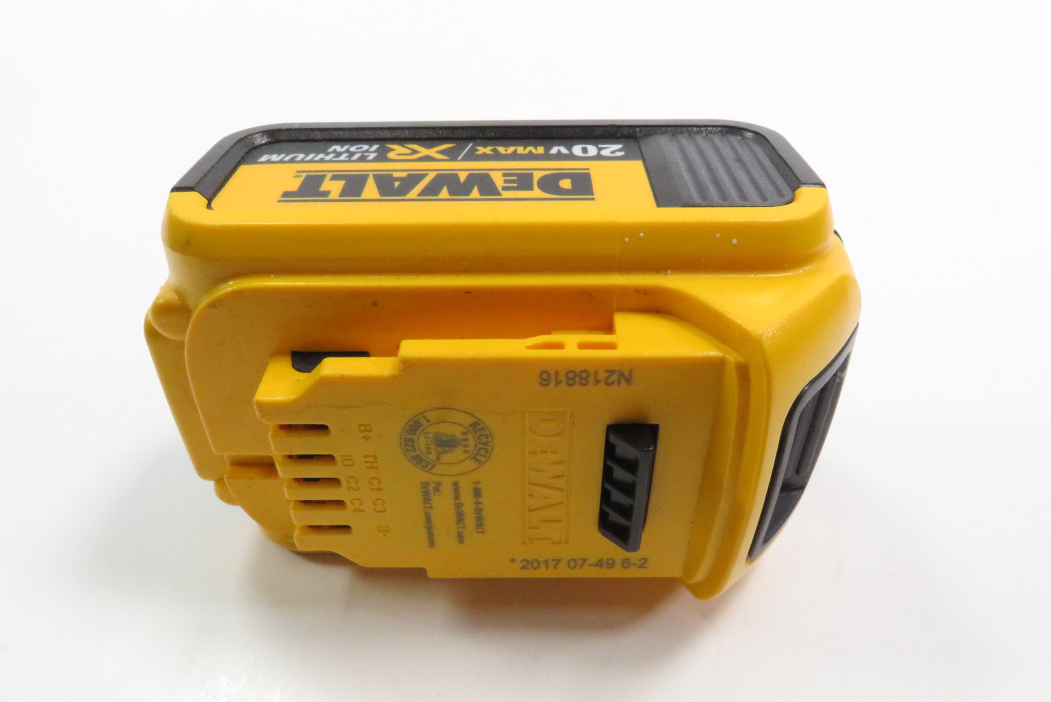 DeWalt DCB204 20-Volt MAX XR Lithium-Ion 4.0Ah Battery / Charger -7165