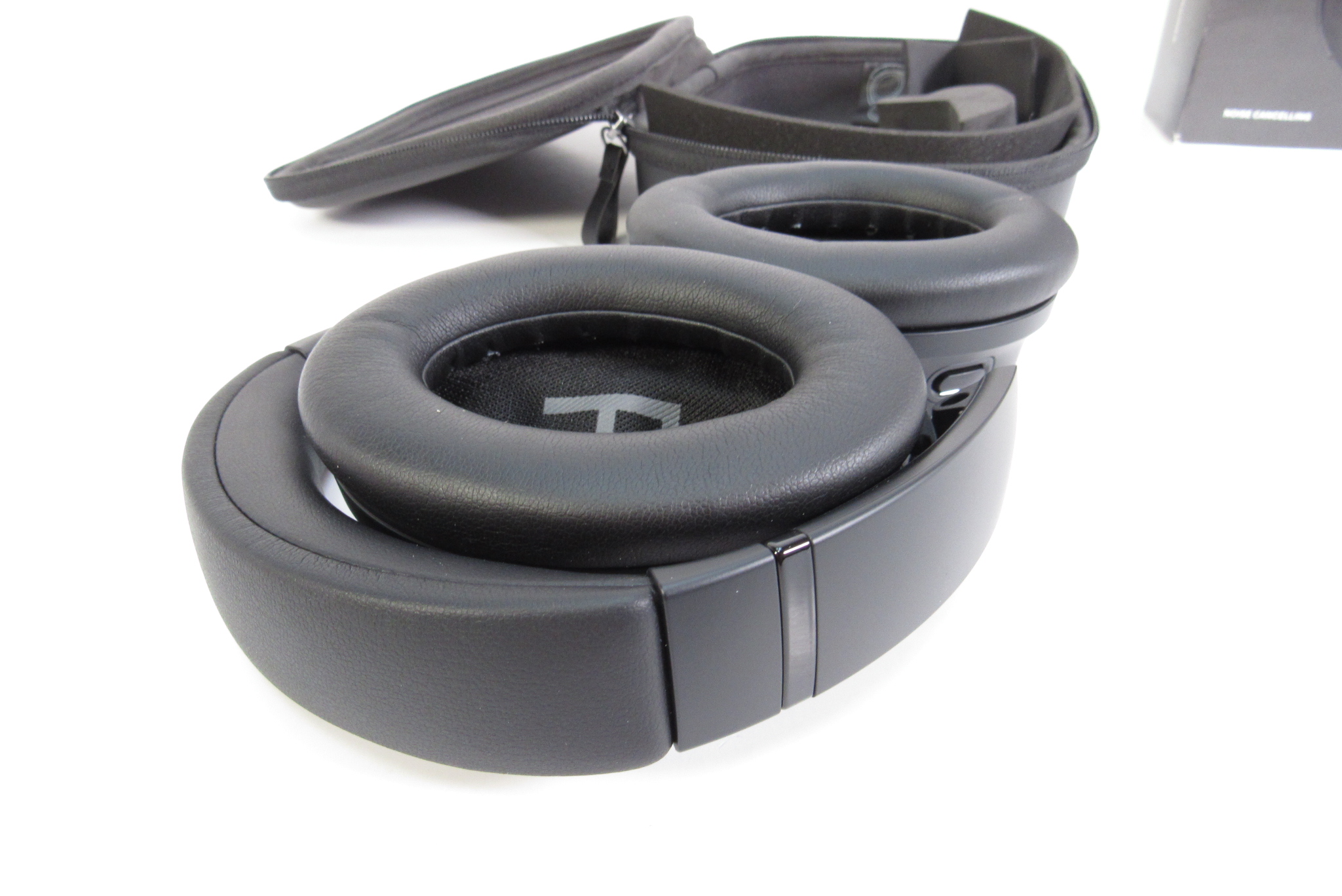 Bose QuietComfort 884367-0100 Bluetooth Noise-Cancelling