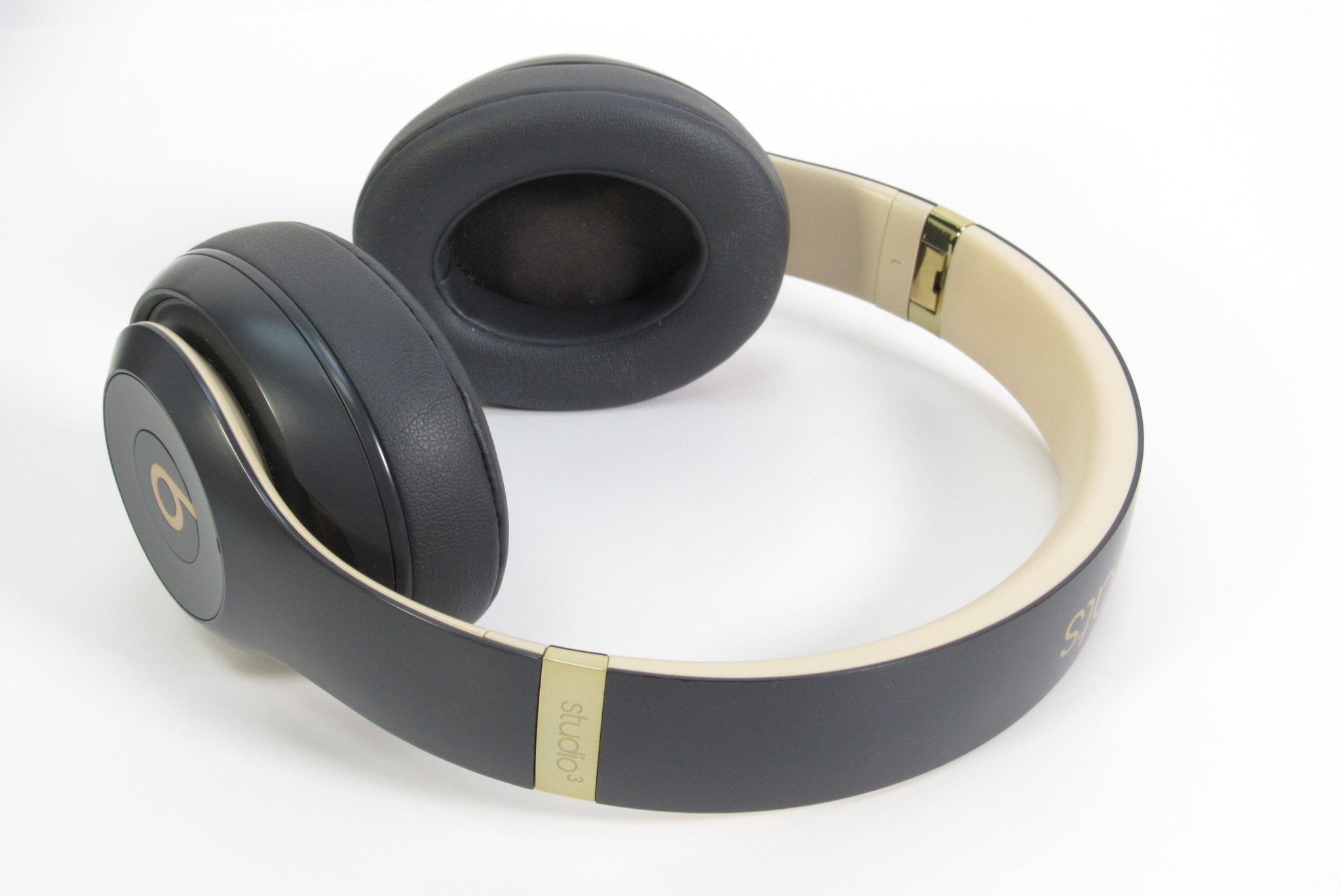 Beats Studio 3 (MXJ92LL/A) Wireless Bluetooth Over-Ear
