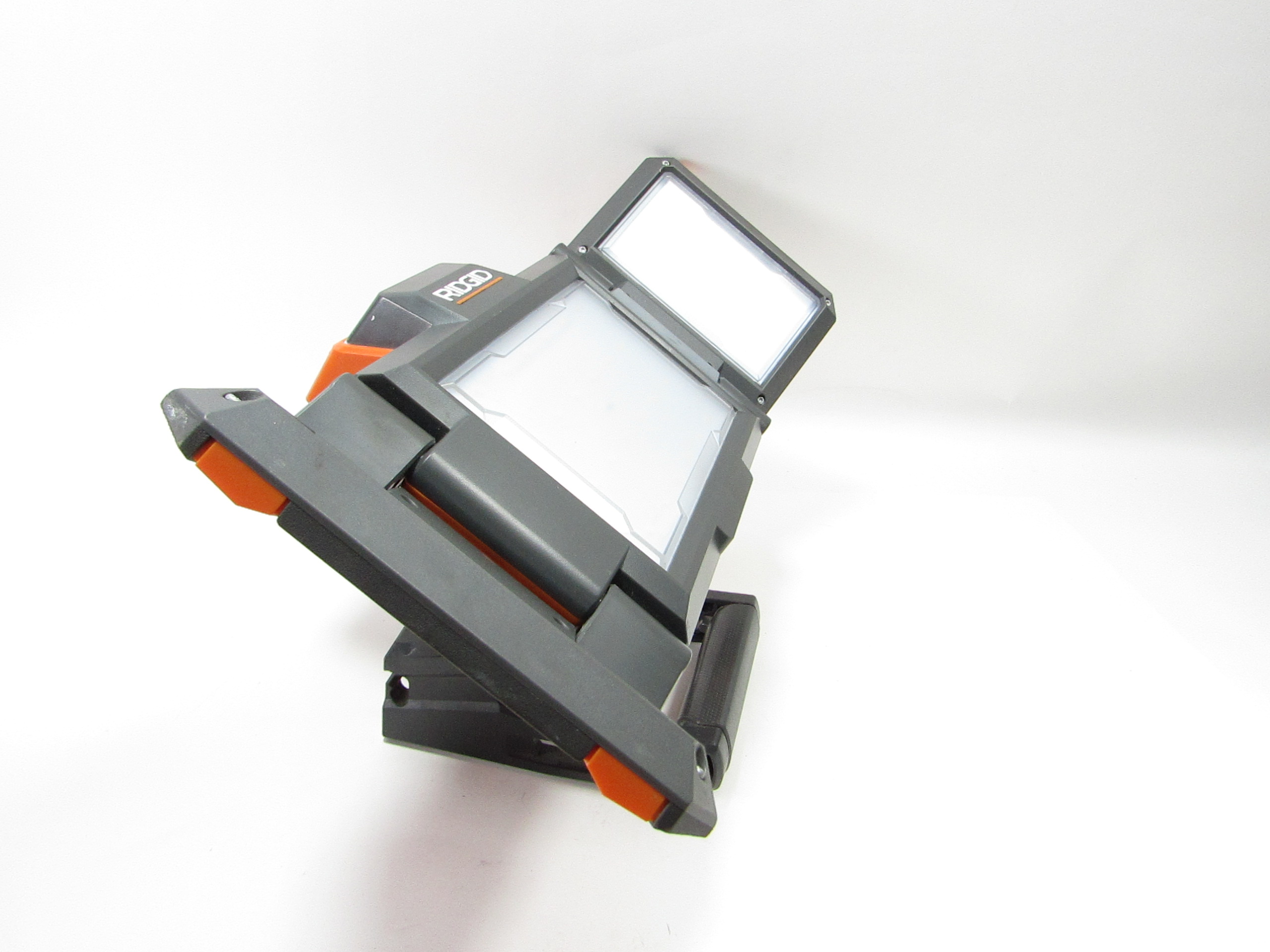 RIDGID R8694221 18-Volt Lithium-Ion Hybrid 2500 Lumen Folding Panel Light