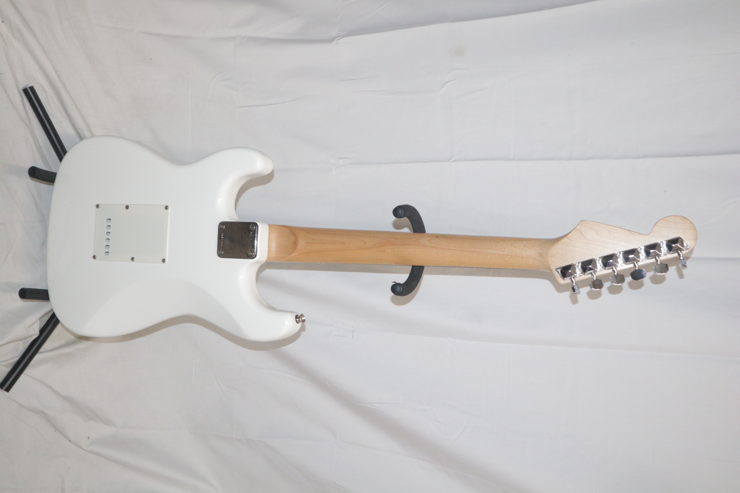 Squier by Fender Stratocaster Bullet Series Arctic White Squier by Fender Stratocaster Bullet Series Arctic White