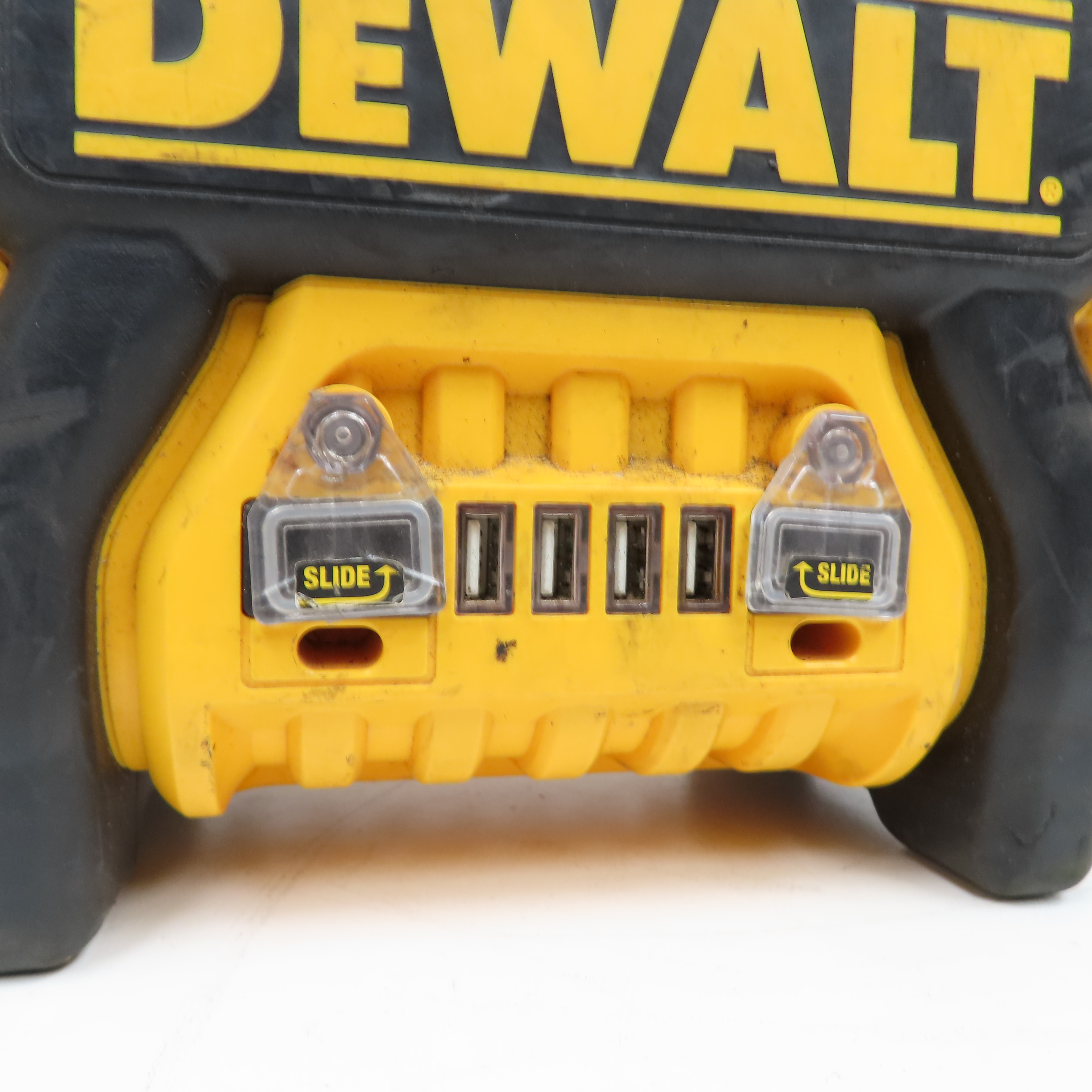 DeWalt DXAEPS14 1600 Amp 12V Automotive Jump Starter/Power Station