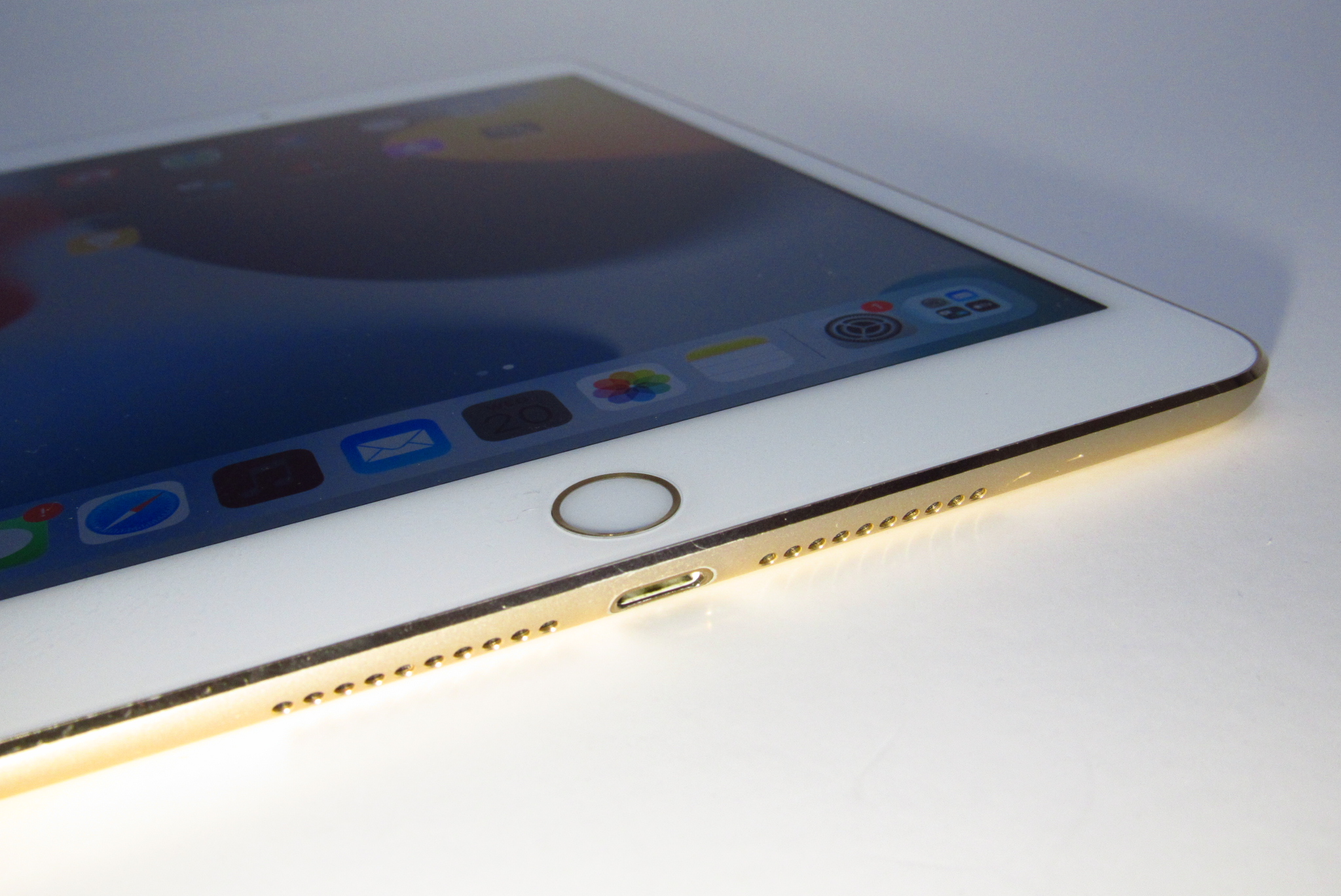 Apple iPad Mini 4 MK9Q2LL/A 128GB 7.9'' Wi-Fi Tablet - Gold