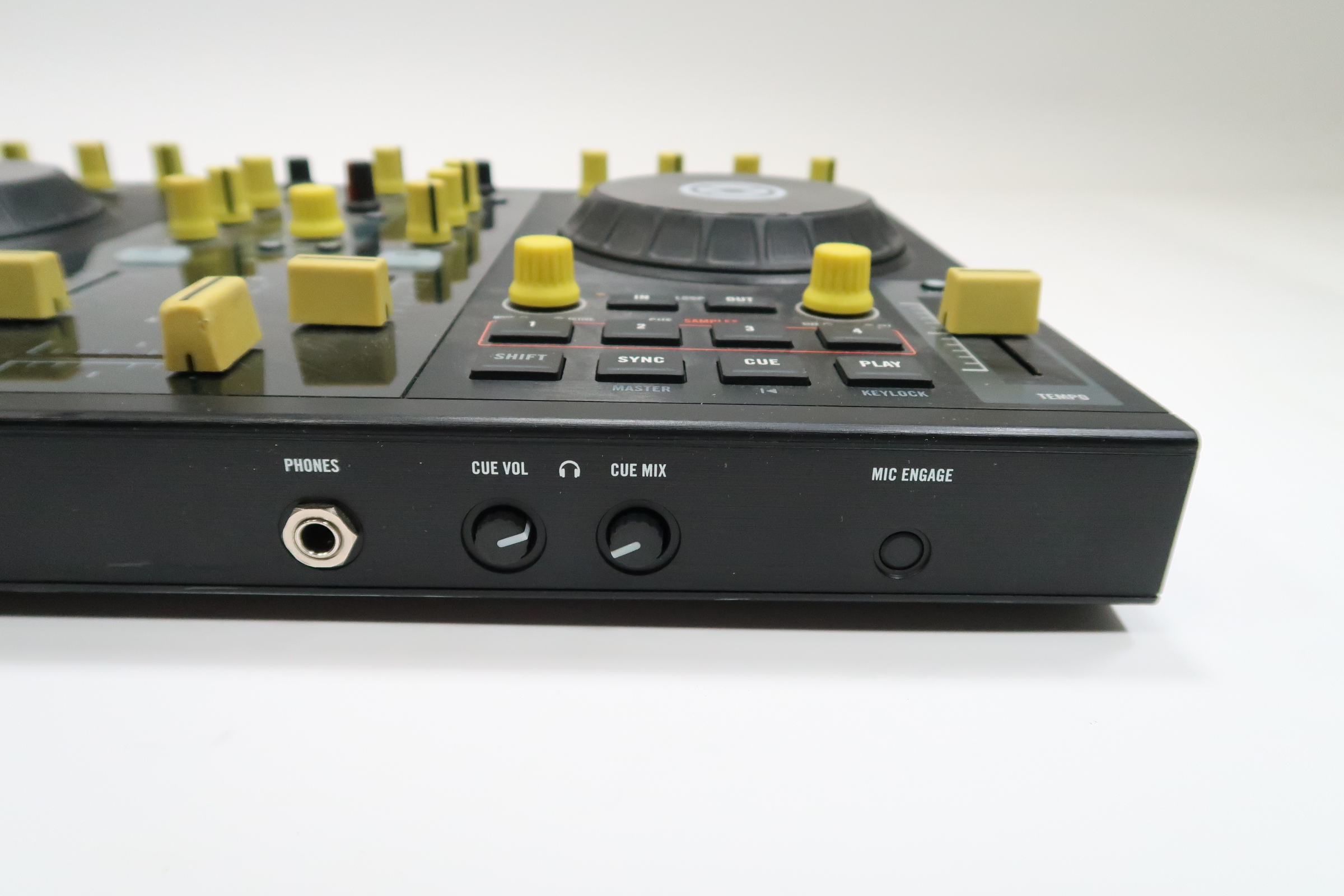 Native Instruments Traktor Kontrol S2 MK1 DJ Controller 6390