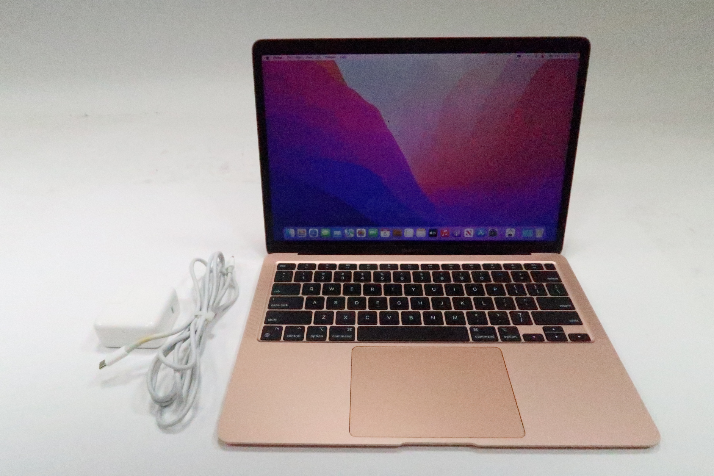 Apple 2020 MacBook Air MGN63LL/A M1 Chip 3.2GHz 8GB RAM 256GB SSD 13.3"