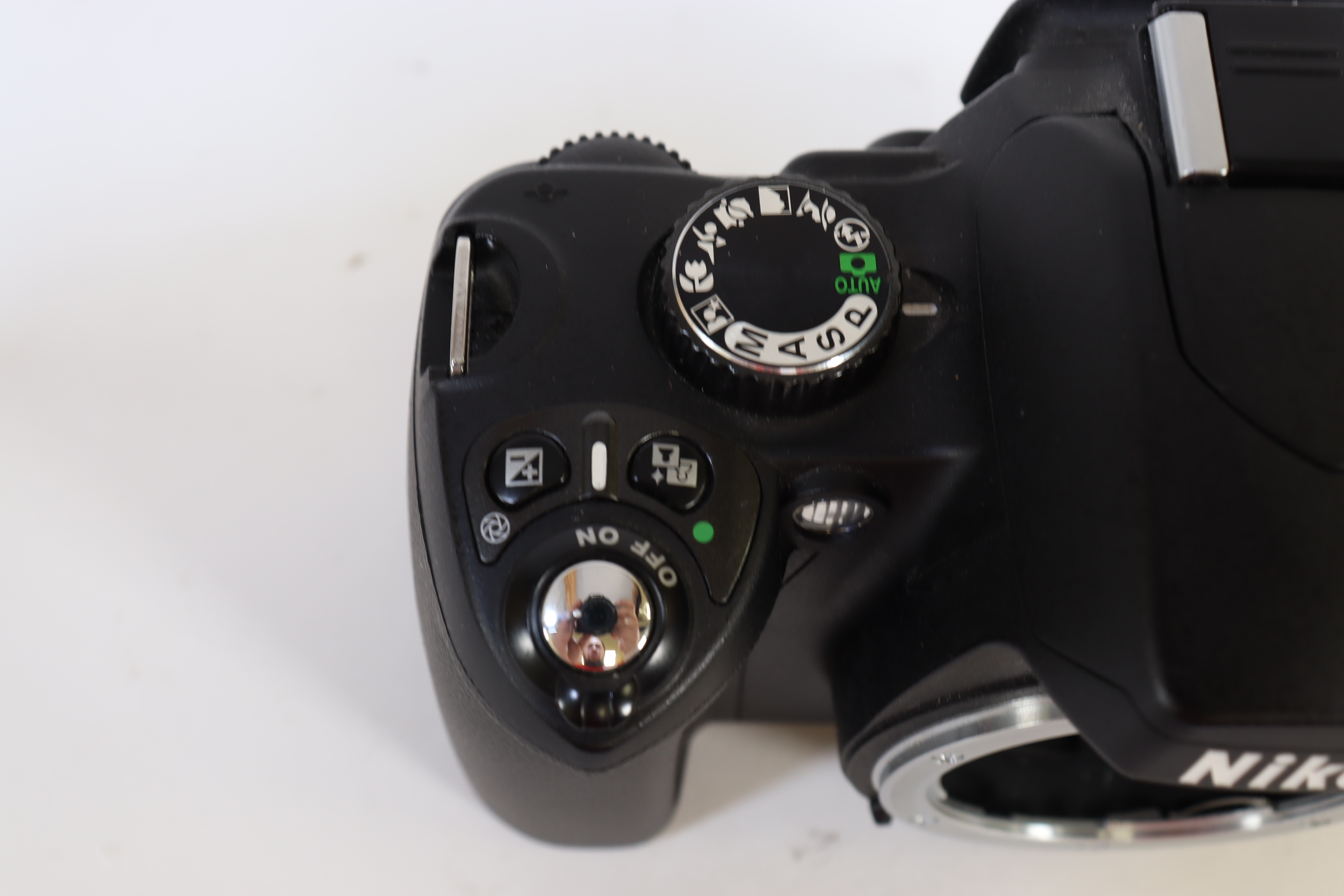 Nikon D60 DSLR Camera 1855mm f/3.55.6G Auto FocusS Nikkor Zoom Lens